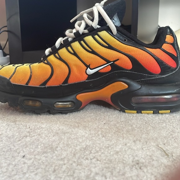 nike shoes size 8.5 red black and orange color - Picture 3 of 5